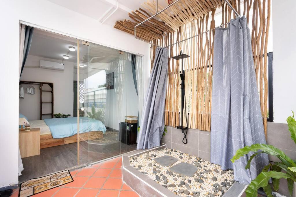 Căn hộ Chilling Rooftop Flat At District 1 *